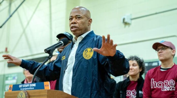 Alcalde de Nueva York propone contratar a inmigrantes como socorristas de piscina y playa