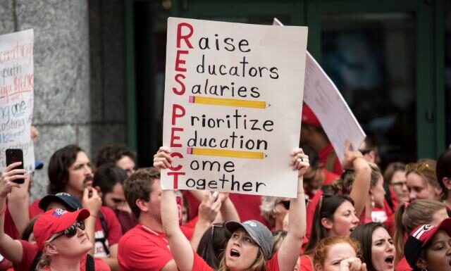 Empleados del distrito escolar de Los Ángeles inician huelga de tres días