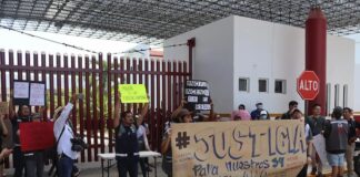 Migrantes protestan en frontera sur de México tras fuego en centro migratorio