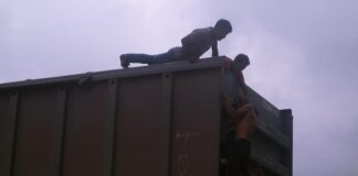 Dan el alta a migrante hospitalizado tras ser rescatado de un vagón en Texas