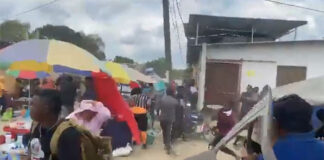 Migrantes en tránsito por Honduras desesperan por trámites y arman zafarrancho en Trojes