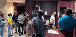 Sin atención en Texas desde hace un mes, hondureños piden renuncia de cónsul