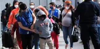 Casa Blanca rehúsa decir si Biden restaurará el arresto de familias migrantes