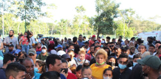 Migrantes en Tapachula comparten alimentos y brigada médica