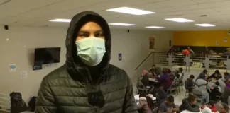 Policía desaloja violentamente a migrantes de iglesia en frontera de México