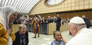 El papa recibe a refugiados y recuerda: «integrar forma parte de salvación»