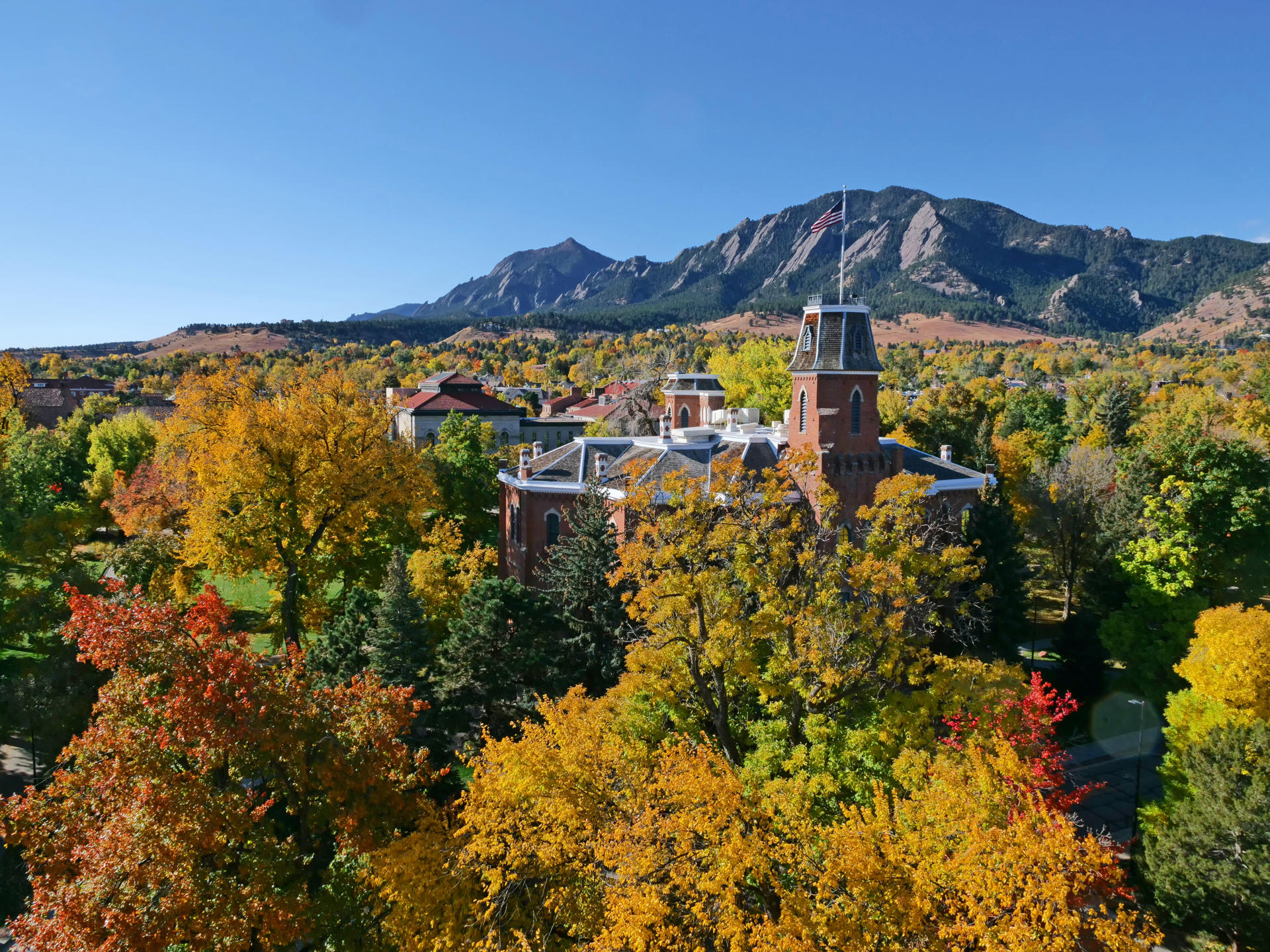 Fotografía cedida por la Universidad de Colorado donde se aprecian los colores de otoño en el campus de la universidad en el centro de la ciudad de Boulder en Colorado. EFE/Casey A. Cass/Universidad de Colorado /SOLO USO EDITORIAL/NO VENTAS/SOLO DISPONIBLE PARA ILUSTRAR LA NOTICIA QUE ACOMPAÑA/CRÉDITO OBLIGATORIO
