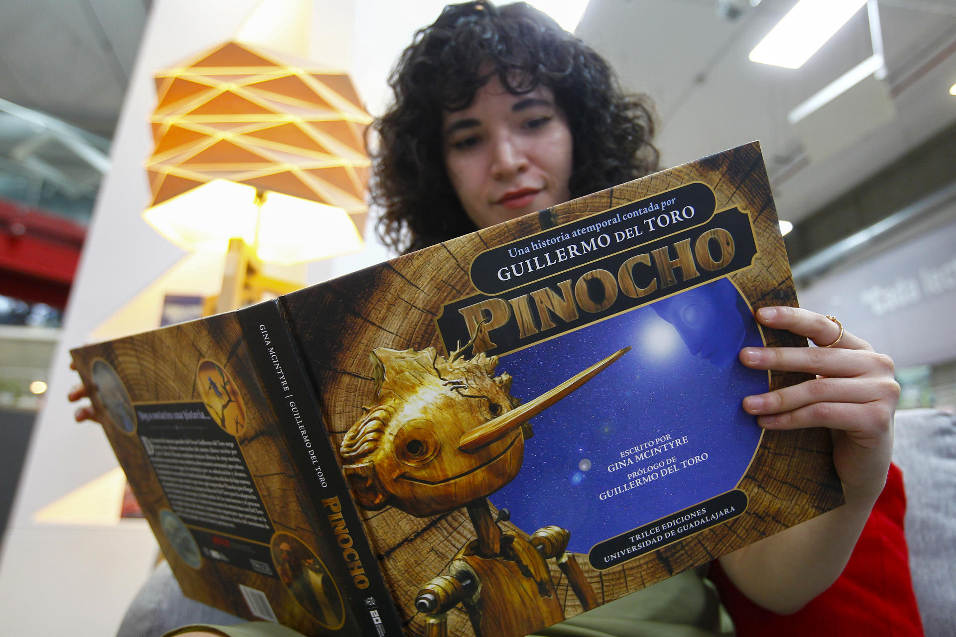 Una mujer observa el libro "Pinocchio", el 10 de marzo de 2023, en la una librería de la ciudad de Guadalajara (México). EFE/ Francisco Guasco
