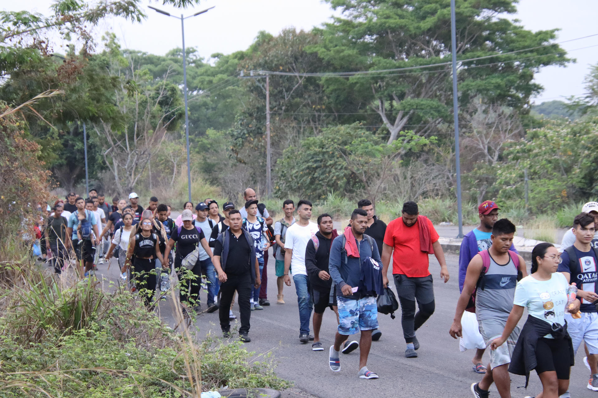Migrantes caminan en caravana partiendo del municipio de Tapachula, hoy en el estado de Chiapas (México). EFE/Juan Manuel Blanco
