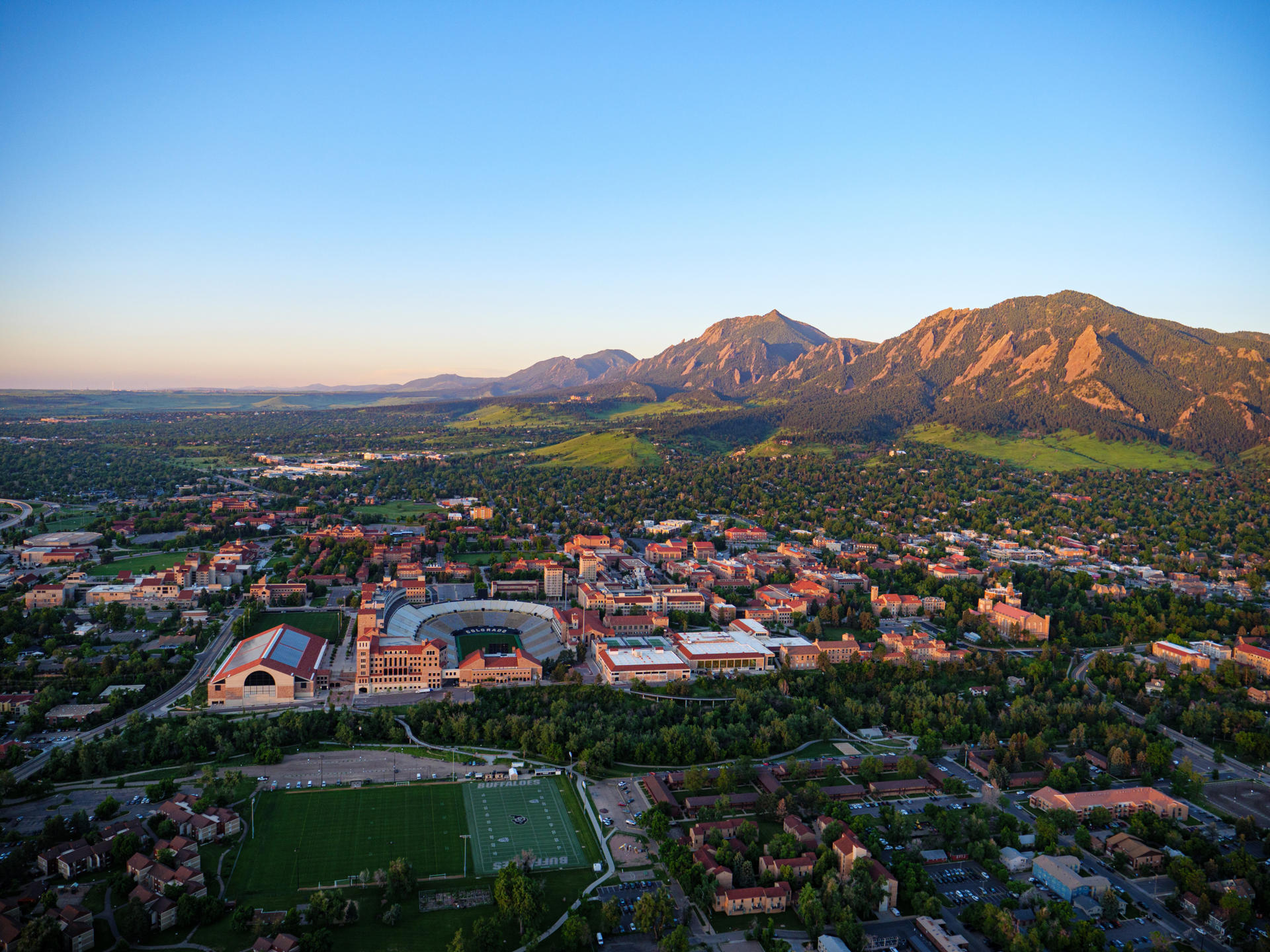 Fotografía de 2021 cedida por la Universidad de Colorado donde se muestra una vista aérea de la ciudad de Boulder y el campus de la universidad en el centro. EFE/Glenn J. Asakawa/Universidad de Colorado /SOLO USO EDITORIAL/NO VENTAS/SOLO DISPONIBLE PARA ILUSTRAR LA NOTICIA QUE ACOMPAÑA/CRÉDITO OBLIGATORIO
