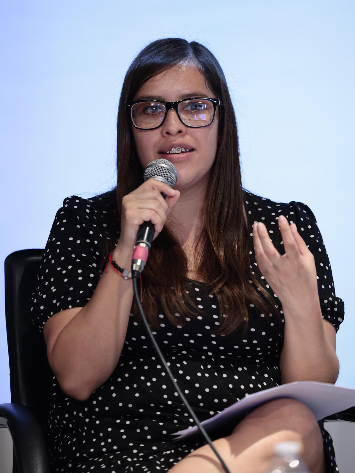 La trabajadora social del Instituto para las Mujeres en la Migración. Montserrat Valdivia, participa hoy durante un acto celebrado en la capital mexicana para la presentación de una serie de documentales que denuncian los retos que afrontan las mujeres migrantes en México y otras partes del mundo con motivo del Día Mundial de la Mujer en la Capital Mexicana. EFE/José Méndez