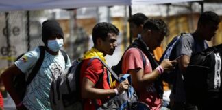 Panamá reanuda el traslado de migrantes tras la revisión de buses por accidentes