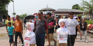 Migrantes en la frontera sur caricaturizan en protesta a López Obrador