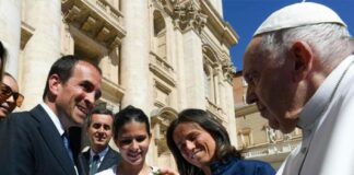 El papa firma pala de pádel que se subastará en apoyo de 500 familias pobres