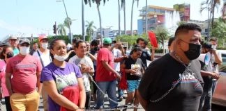 Migrantes escenifican viacrucis y piden justicia por muerte de 39 en incendio