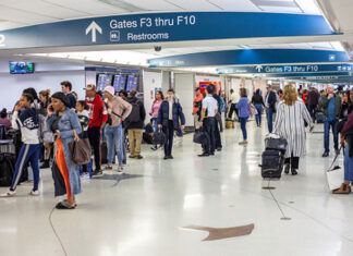 Aeropuerto sigue cerrado por inundaciones en el sur de Florida