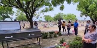 Entre lágrimas familiares sepultan a hondureños víctimas de incendio en México