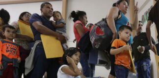 Senado de Florida aprueba medida contra indocumentados que respalda DeSantis