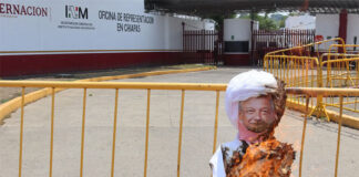 Migrantes queman piñatas de López Obrador y jefe de Migración en protesta