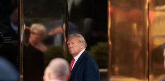 Donald Trump se entrega para que le lean los cargos