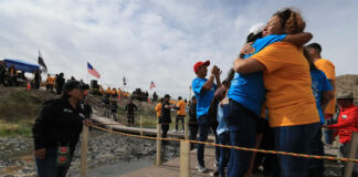 Familias separadas por política migratoria se “abrazan” en límite México-EEUU