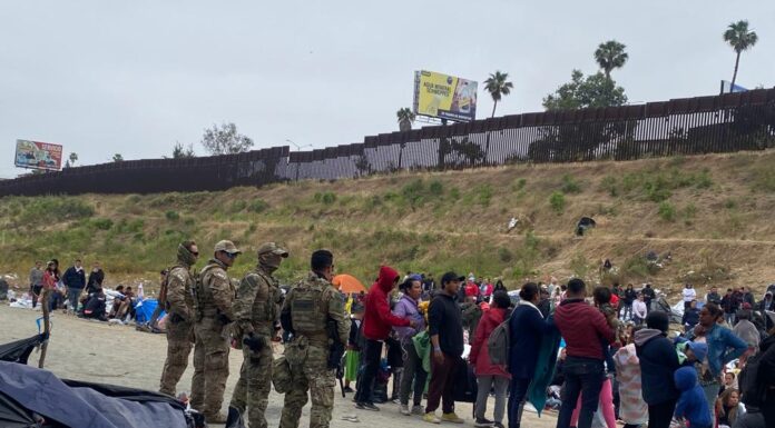 Migrantes en frontera sur de México buscan apresurar trámites previo a comicios en EEUU