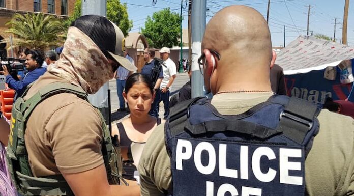 El gobernador de Colorado firma ley que prohíbe colaboración con agentes de inmigración