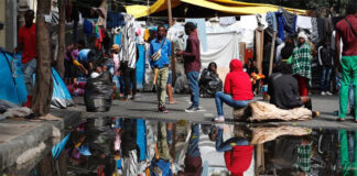 Migrantes se mantienen en campamento de la Ciudad de México pese a intento de desalojo