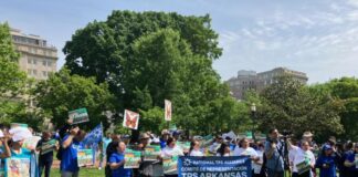 Cientos de migrantes piden frente a la Casa Blanca un alivio a su situación en EEUU