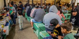 Migrantes misquitos se aferran a su cultura mientras esperan en México para ir a EEUU