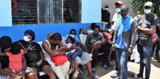 “No tenemos para pagar el bus, menos para multa de 236 dólares”: migrantes en tránsito por Honduras