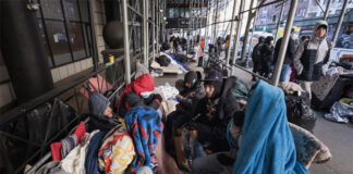 Las primeras familias migrantes con niños deberán dejar su albergue en Nueva York