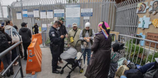 Migrantes que buscan asilo en EEUU acampan en cruce fronterizo en la mexicana Tijuana