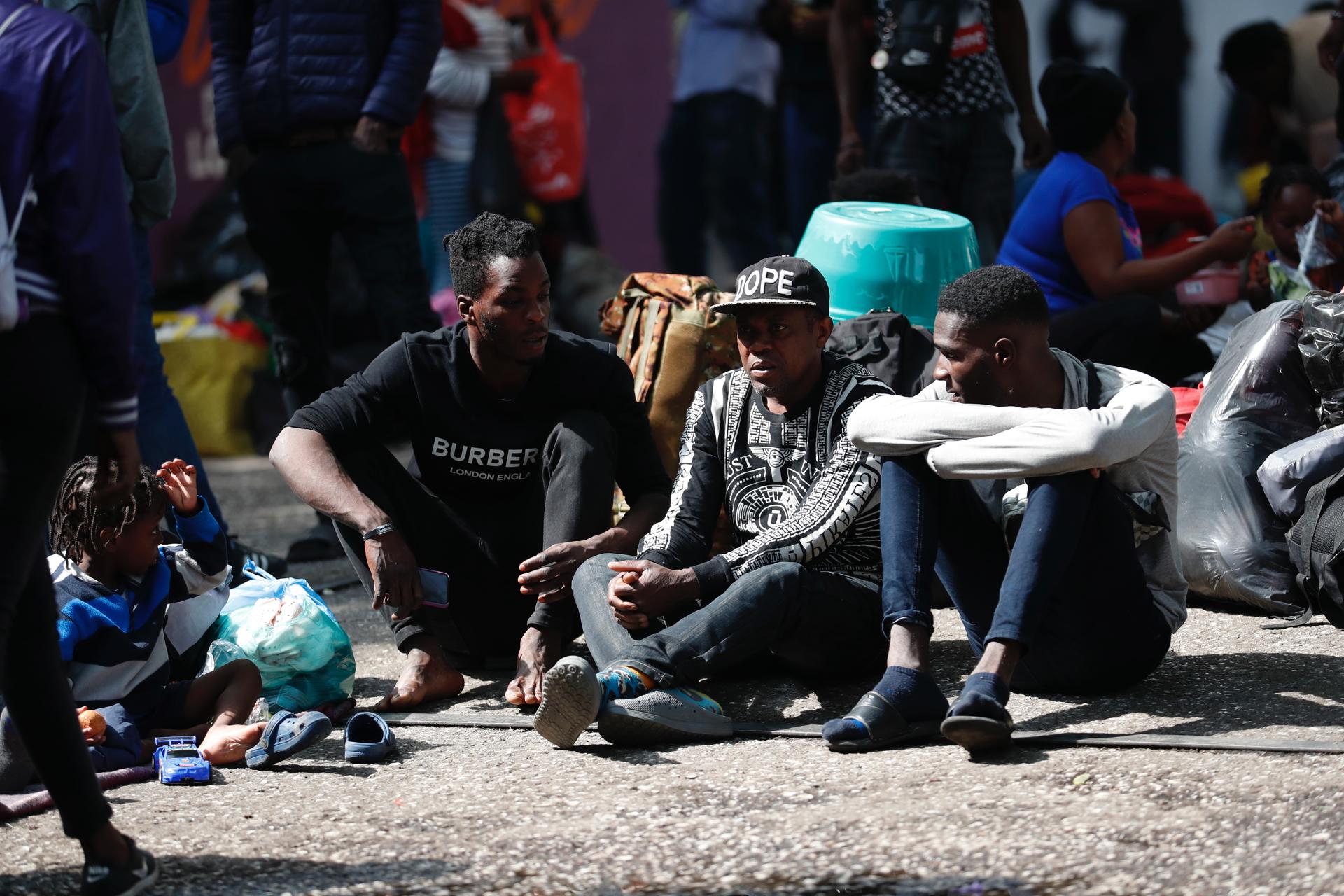 Migrantes de origen haitiano permanecen en un campamento en su intento por llegar a la frontera norte hoy, en Ciudad de México (México). EFE/Sáshenka Gutiérrez
