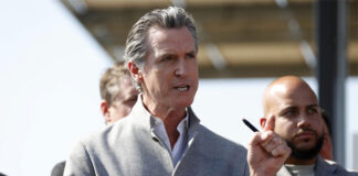 California investiga la llegada de 16 migrantes a Sacramento en un avión privado