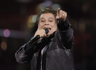 Netflix lanza serie acerca de Juan Gabriel con imágenes que grabó durante cuarenta años