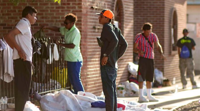 Fiscalía en Texas evalúa caso criminal por envío de migrantes a Massachusetts