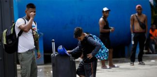 Panamá lleva a 114 migrantes que deambulaban por las calles a la frontera con Costa Rica