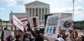 Miles de estadounidenses llaman a la resistencia a un año de la sentencia contra el aborto