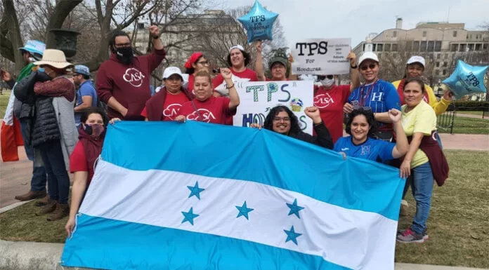 Familias reprochan a Biden por no hacer lo suficiente al prolongar protección a migrantes