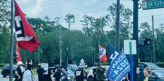 Simpatizantes de Ron DeSantis llevan banderas nazis a marcha en Walt Disney World