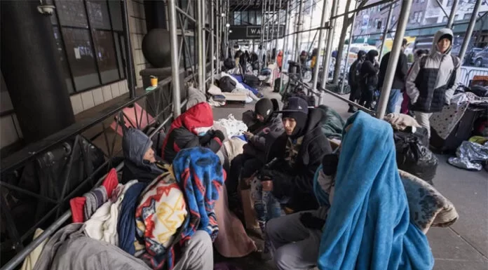 El alcalde Eric Adams dice que la emigración masiva “va a destruir Nueva York”