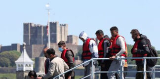 La oposición británica critica el envío de migrantes a Ruanda a 195,000 euros por persona