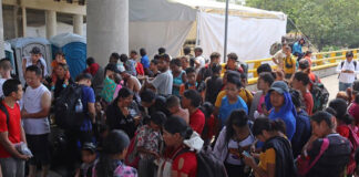 Migrantes varados en el sur de México enferman por ola de calor y desatención