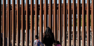 Muere un niño migrante tras ser rescatado con su familia en el desierto de Arizona