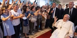 El papa tras ser dado de alta: «Estoy todavía vivo» y con «tanto dolor por los migrantes»