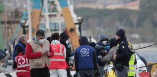 Guardacostas italianos rescatan a 96 inmigrantes en un velero en el Mediterráneo