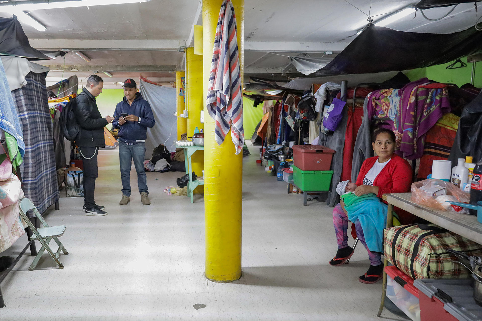 Migrantes de origen mexicano desplazados por la violencia, permanecen en el albergue Movimiento Juventud 2000 hoy, en Tijuana (México). EFE/Joebeth Terríquez
