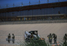 Texas refuerza barricada de alambre pese a orden del Gobierno de EEUU para retirarla