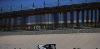 Texas refuerza barricada de alambre pese a orden del Gobierno de EEUU para retirarla